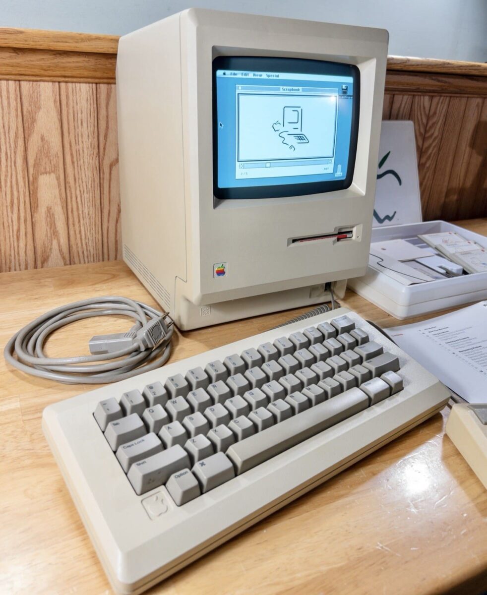 Оригинальный Apple Macintosh 128K, 1984 год