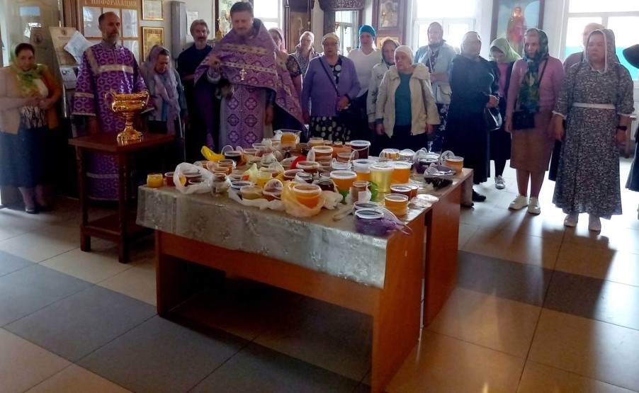 Освящение мёда на Медовый Спас в православном храме