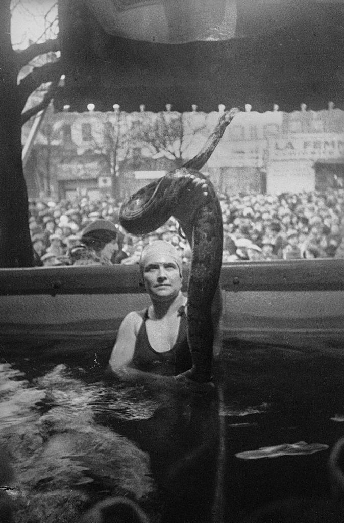 Женщина со змеёй, ярмарка, 1935
