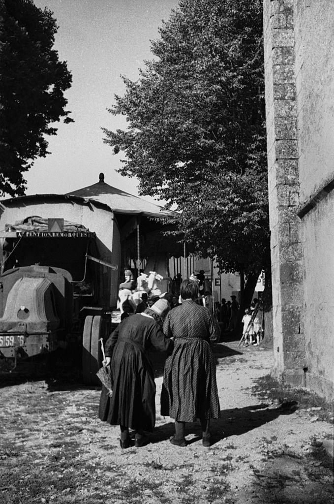 Женщины идут на ярмарку, 1935