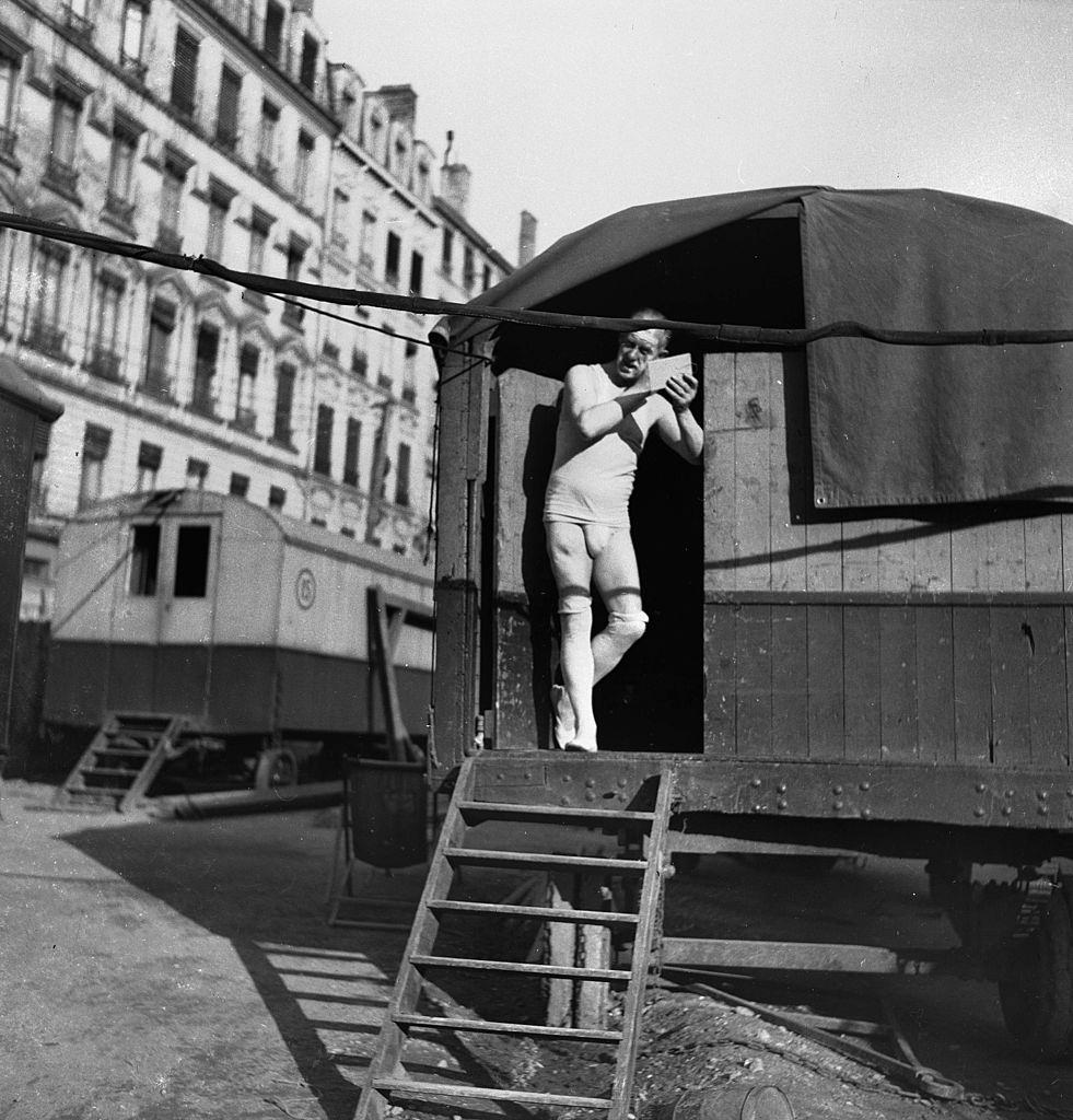 Ярмарочный артист у входа в фургон, 1935