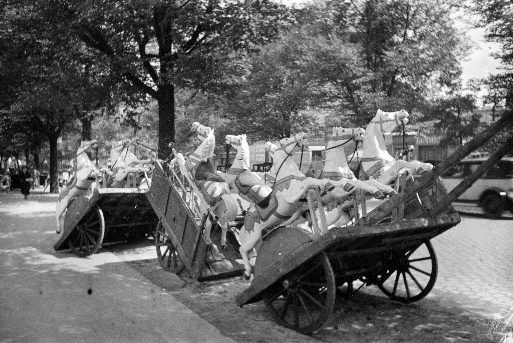 Деревянные лошадки на тележке, 1935