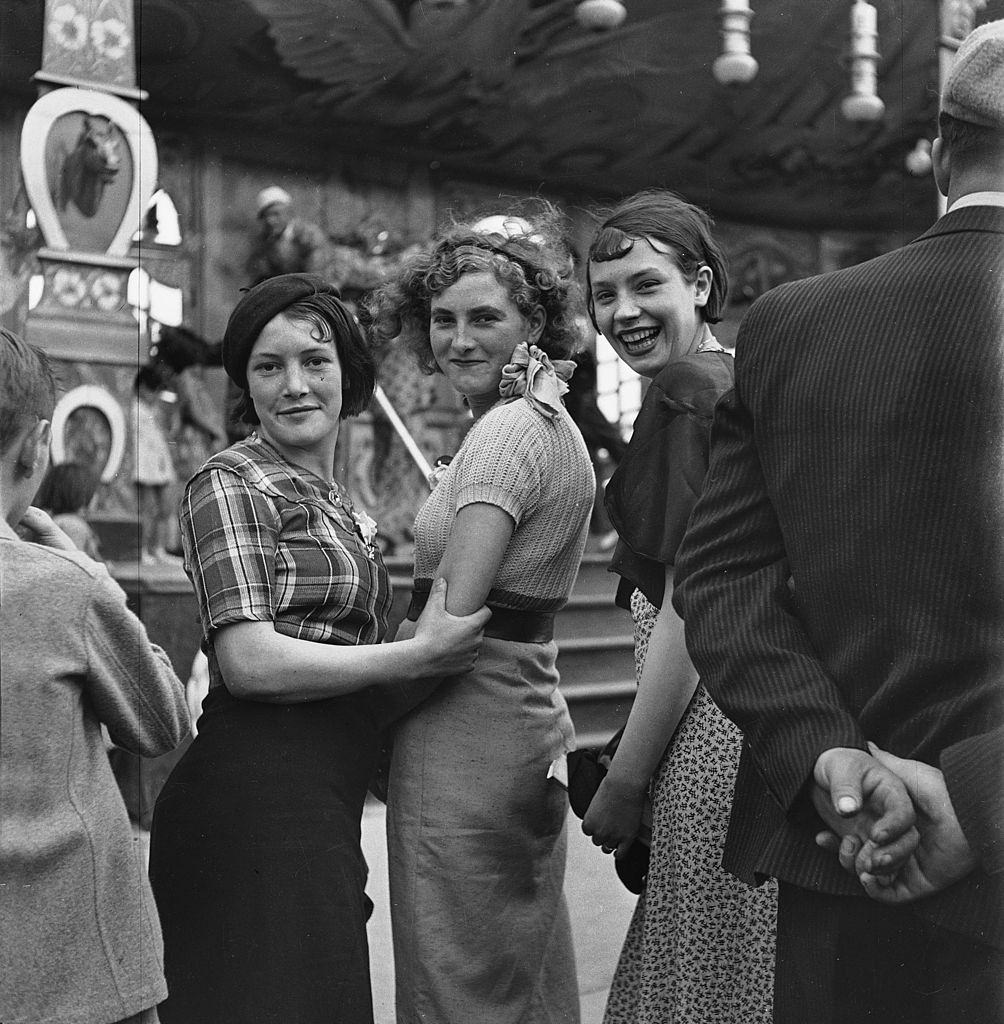 Женщины на ярмарке, Париж, 1935