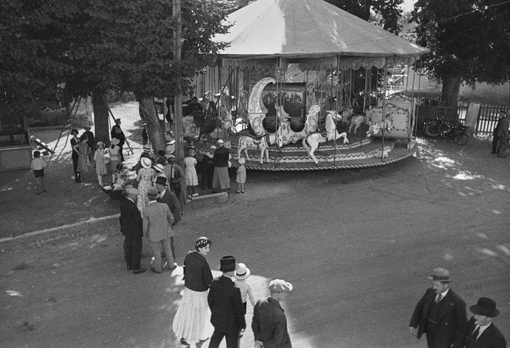 Ярмарочный аттракцион в деревне, 1935