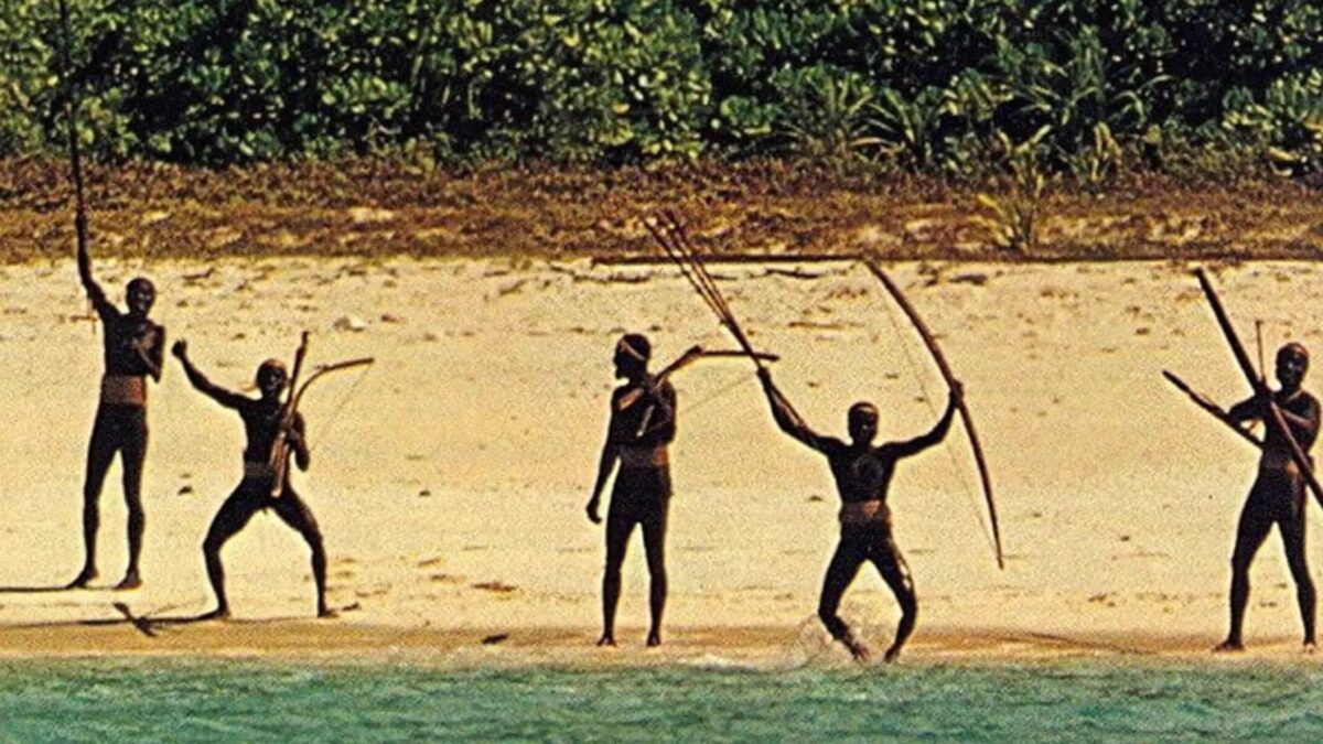Сентинельцы на берегу с луками &mdash; архивные снимки Nat Geo