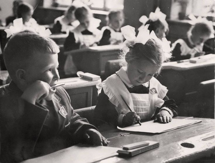 Советская школа 1970-х годов, где детей-левшей принудительно переучивали писать правой рукой