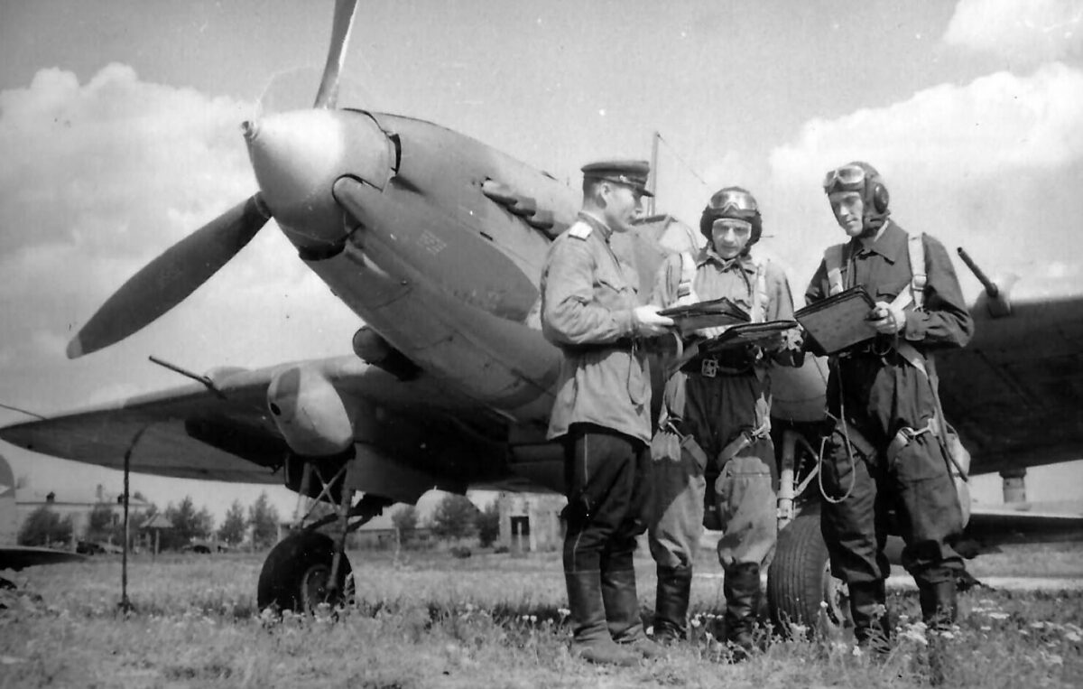 Bigpicture ru советские лётчики у самолёта, 1942 год