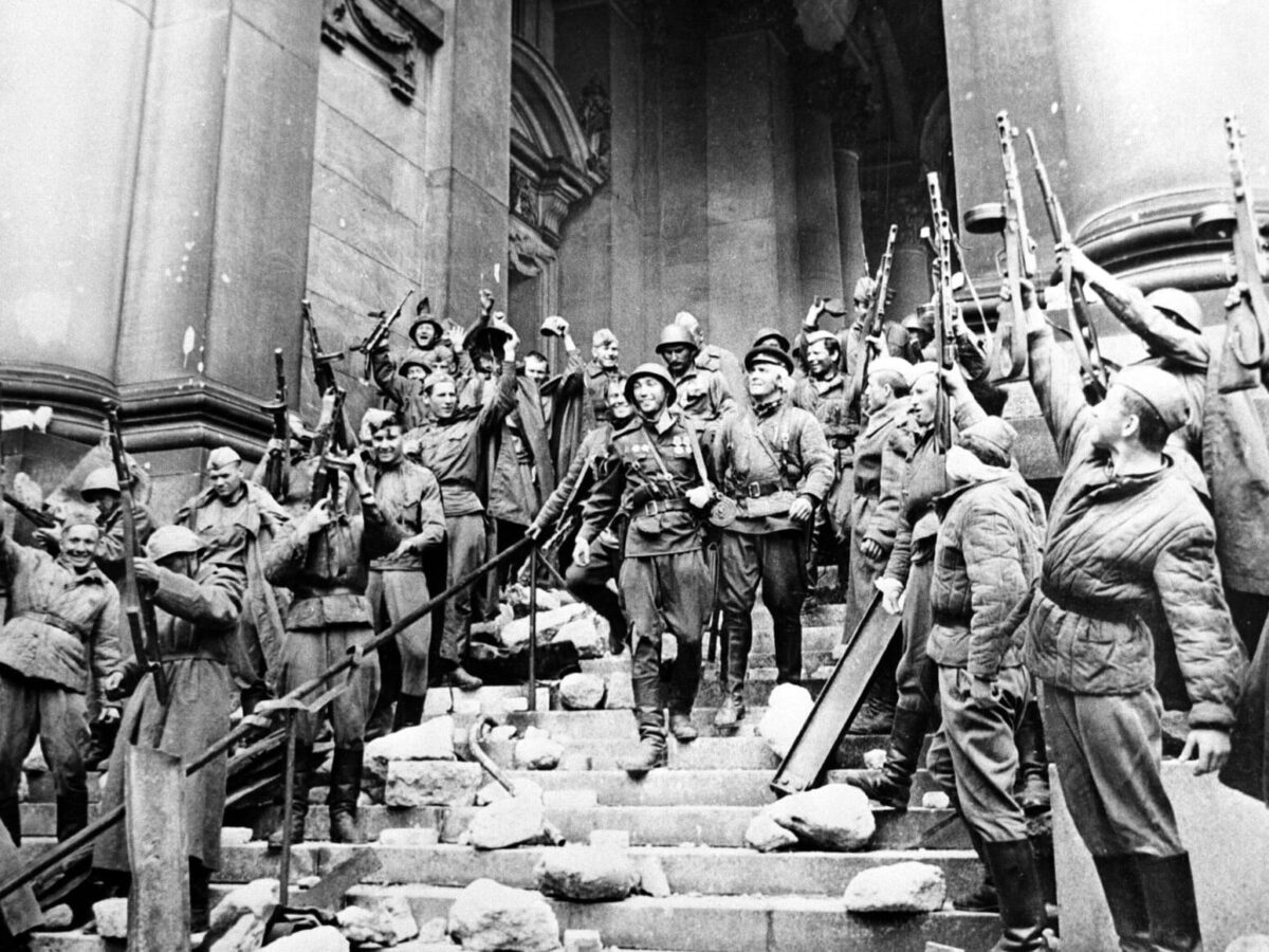 Советские солдаты после взятия Берлина, май 1945 года