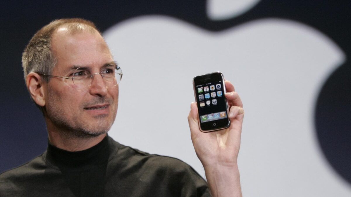 Стив Джобс представляет первый iPhone, январь 2007 года