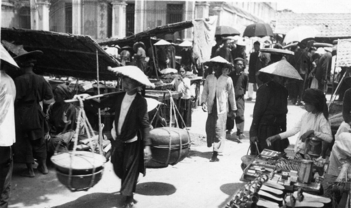 улица старого Ханоя, атмосфера 1940-х годов