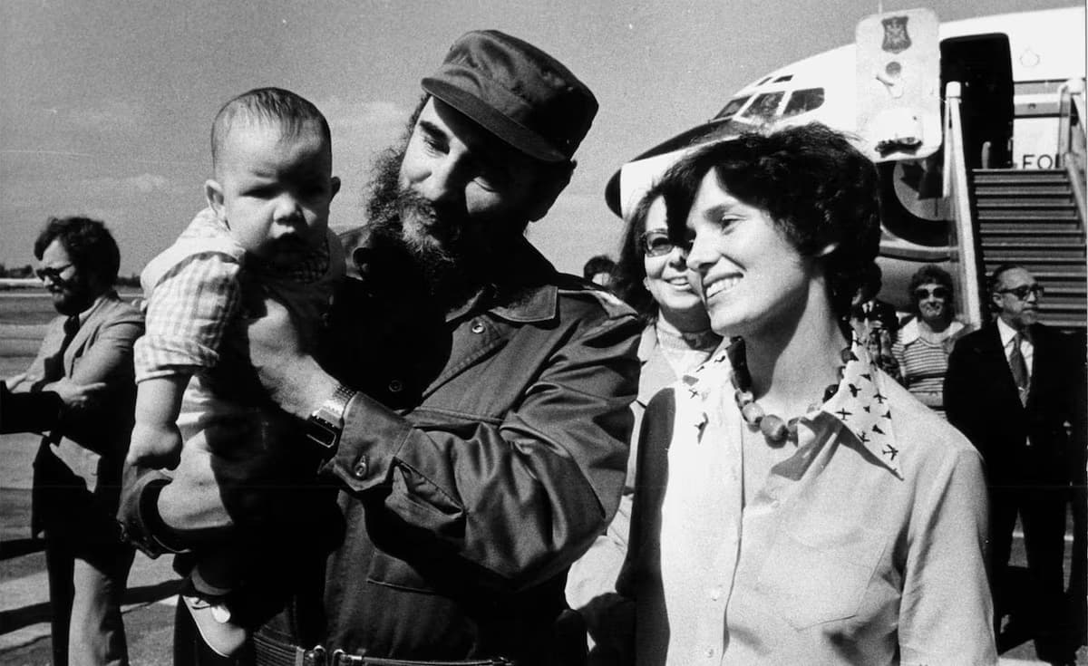 На этой исторической фотографии 1976 года кубинский лидер Фидель Кастро держит на руках Мишеля Трюдо &mdash; младшего сына премьер-министра Канады Пьера Трюдо и Маргарет Трюдо (на фото справа)