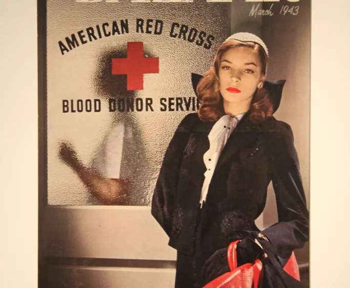 Обложка Harper's Bazaar март 1943 &mdash; Лорен Бэколл