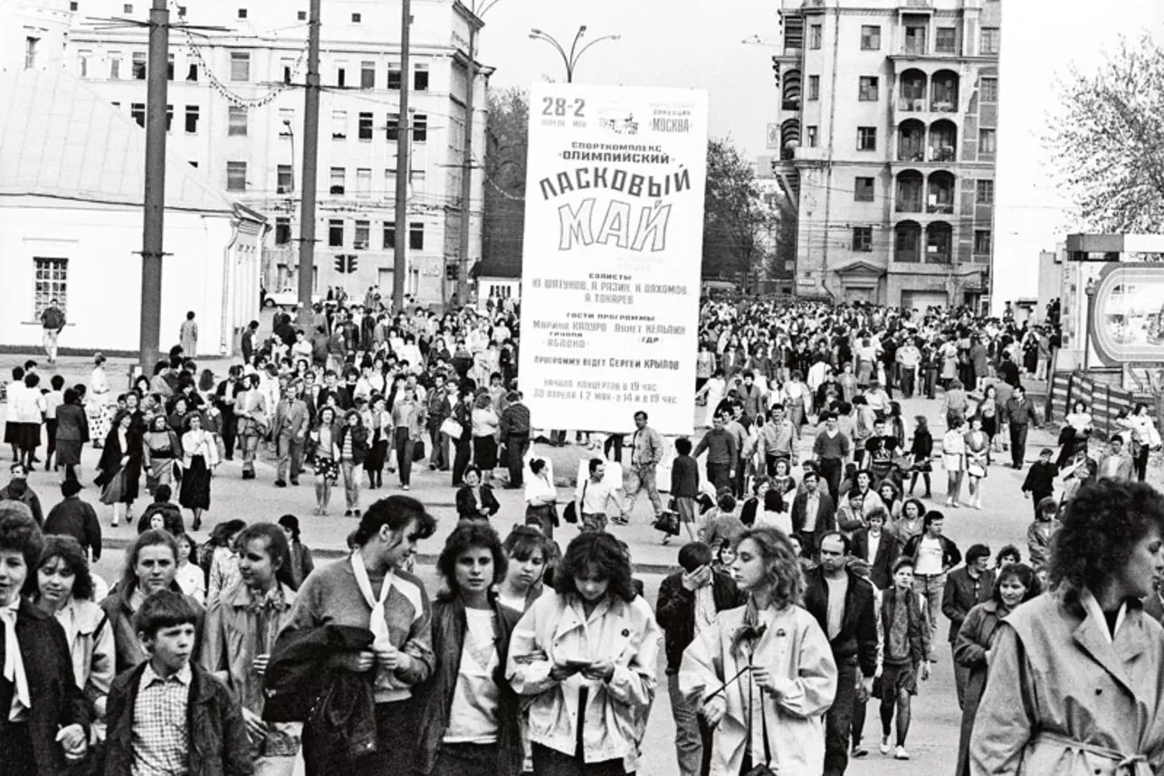 толпа людей у афиши концерта популярной советской группы &laquo;Ласковый май&raquo; возле спортивного комплекса &laquo;Олимпийский&raquo; в Москве в апреле 1989 года