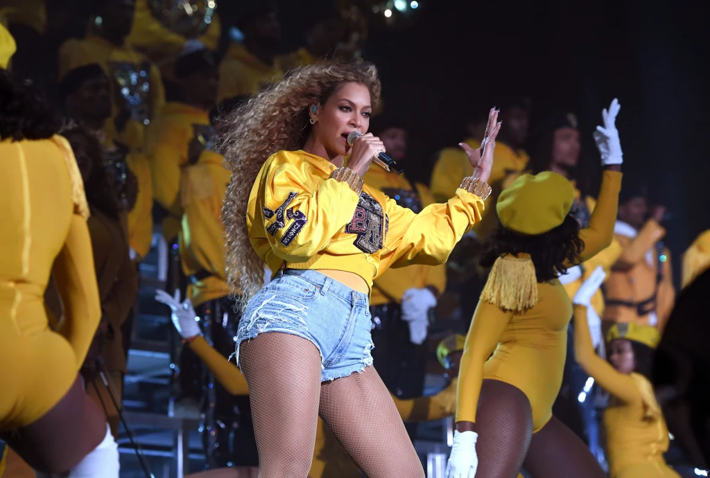Бейонсе выступает на coachella 2018 (бейчелла)