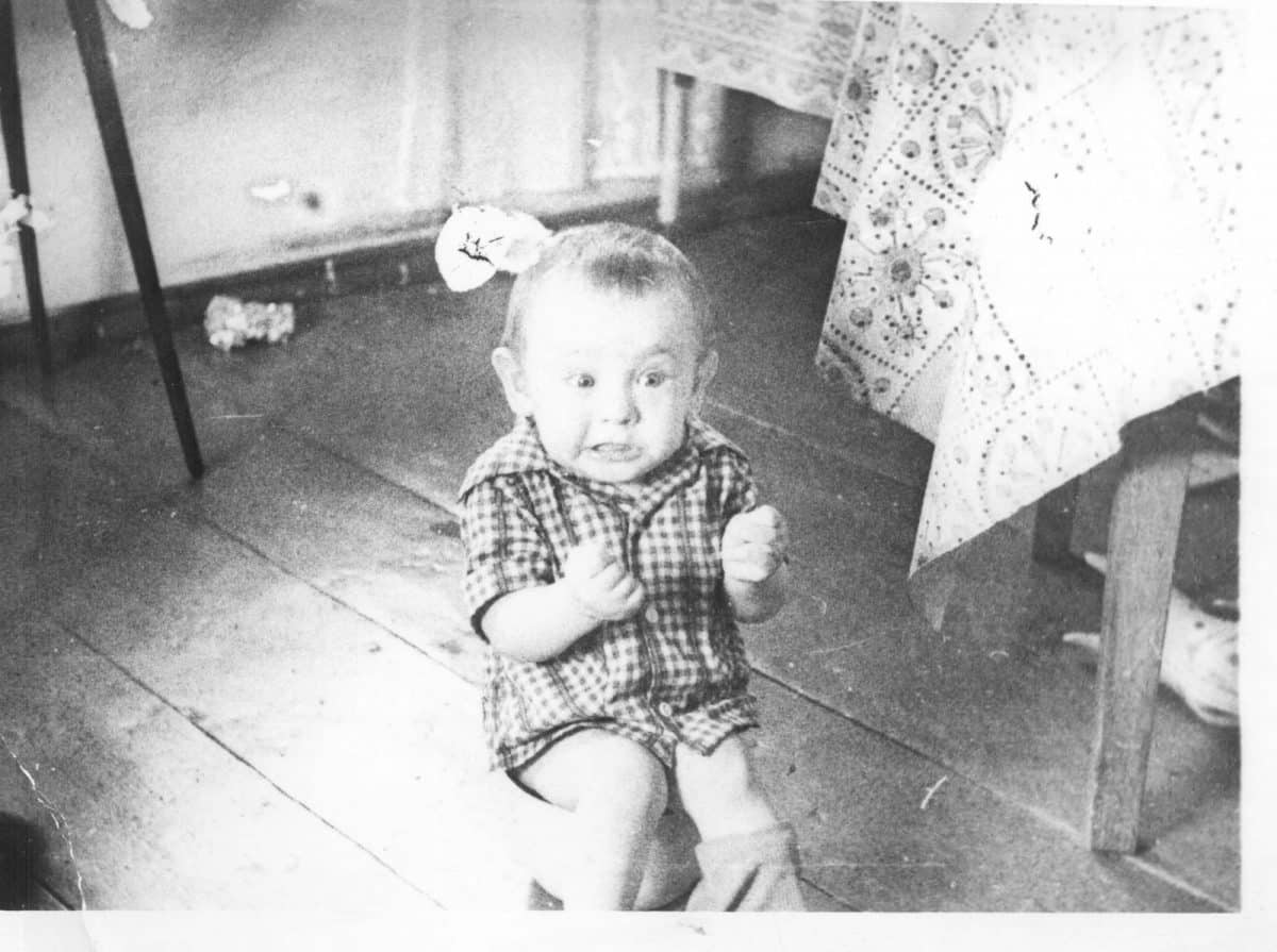 Маленький мальчик с выразительным лицом сидит на горшке. Семейный архив
