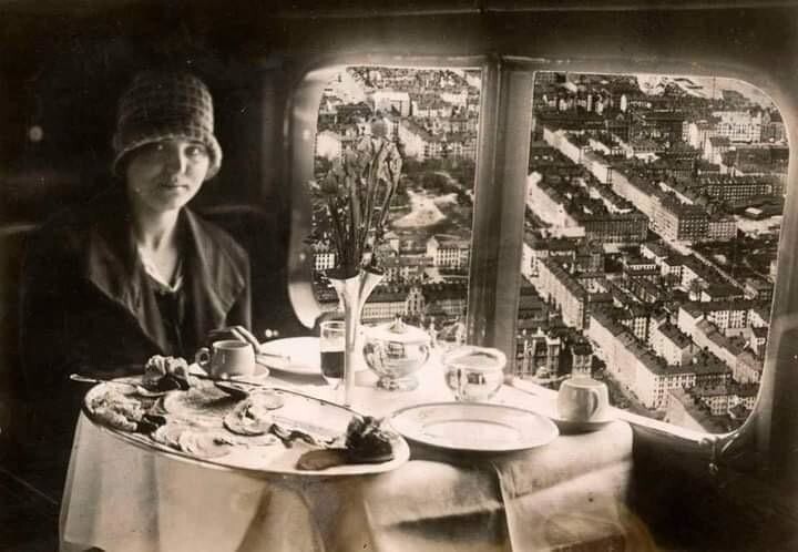 Дама обедает на дирижабле по маршруту Париж &mdash; Берлин, 1928 год