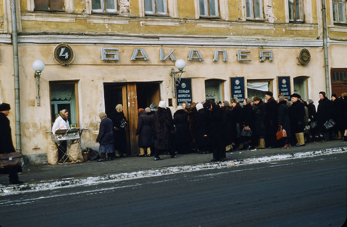 Очередь у продуктового магазина в Москве, 1952&ndash;1954