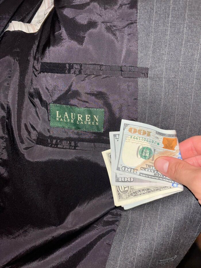 Подкладка пиджака Lauren и стодолларовые купюры в руке