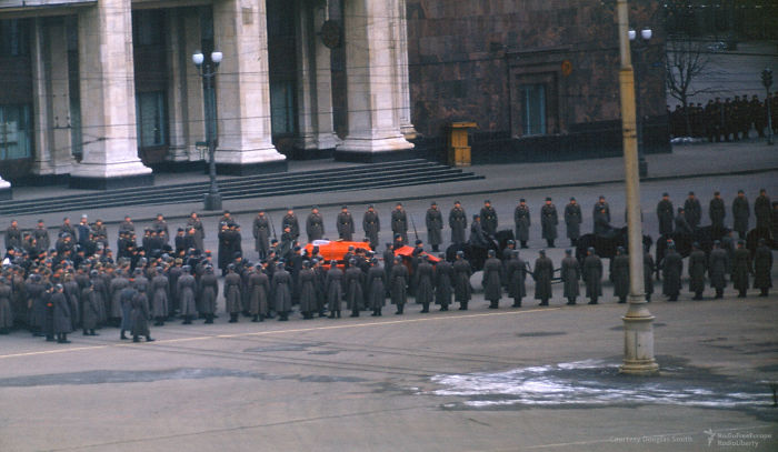 Гроб со Сталиным движется к Красной площади, март 1953