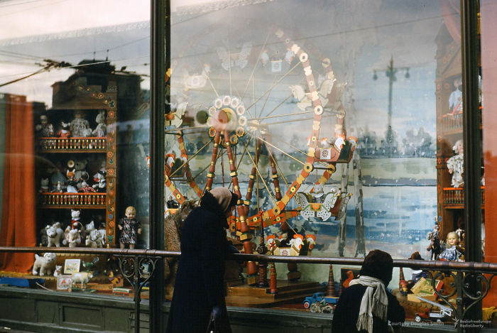 Прохожие у витрины магазина в Москве, 1952&ndash;1954