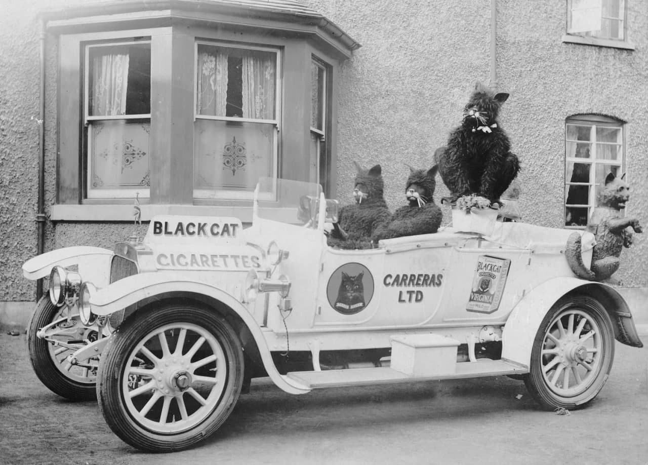 Британский автомобиль начала XX века, украшенный рекламой сигарет Black Cat компании Carreras, около 1915 года