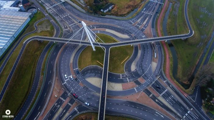 Сложная развязка с белым вантовым мостом