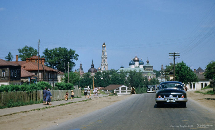 Колонна автомобилей едет к Троице-Сергиевой лавре, 1952&ndash;1954