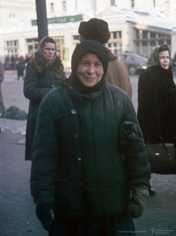 Женщина позирует Манхоффу на Петровке, Москва, 1952&ndash;1954