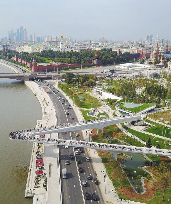 Белый пешеходный мост над дорогой у Кремля