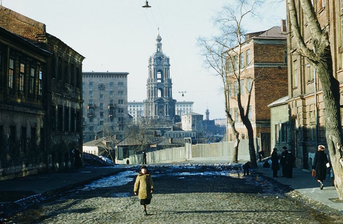 Ребёнок на запущенной улице у Москвы-реки, 1952&ndash;1954