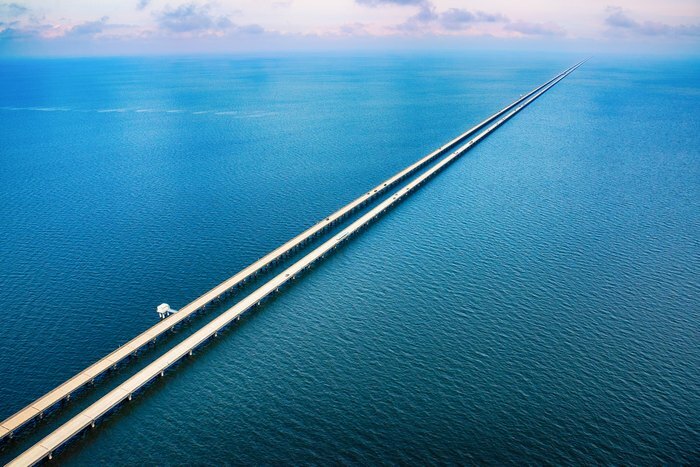 Два длинных моста уходят в синее море