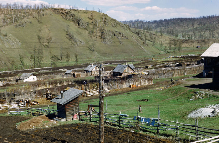 Деревенские дома, снято из окна поезда, СССР, 1953
