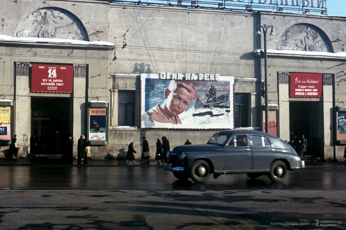 Кинотеатр в центре Москвы, афиша фильма &laquo;Огни на реке&raquo;, 1953
