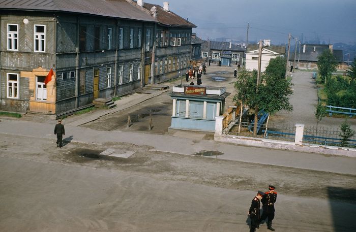 Советские чиновники на улице Мурманска, снято из окна, 1952&ndash;1954
