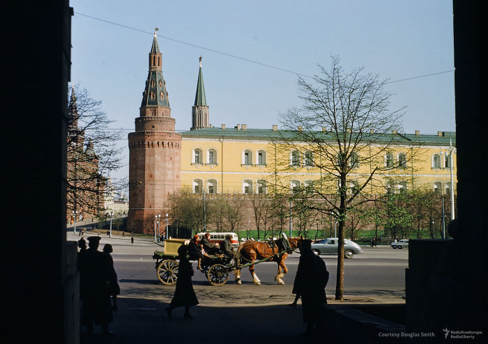 Лошадь у ворот Кремля, вид с входа в старое посольство США, 1952&ndash;1954