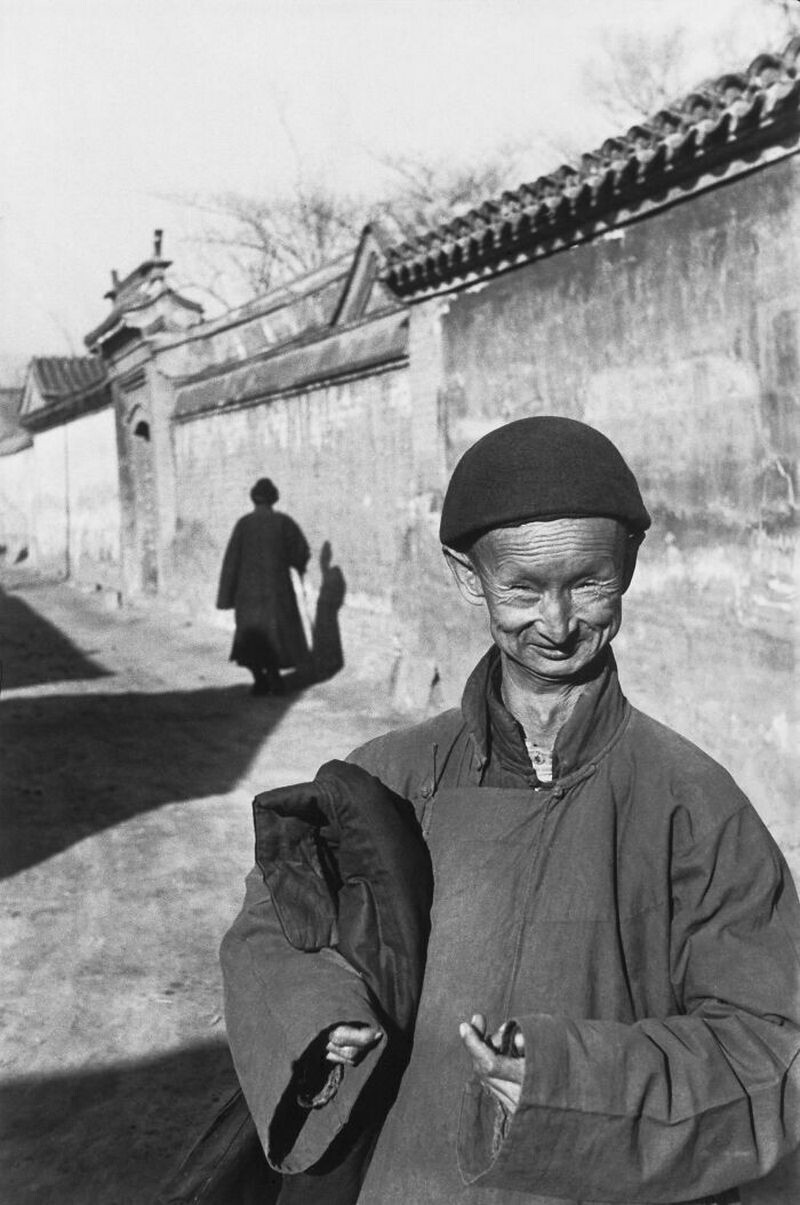 Евнух у Запретного города помогает невестам в паланкине, 1948 год