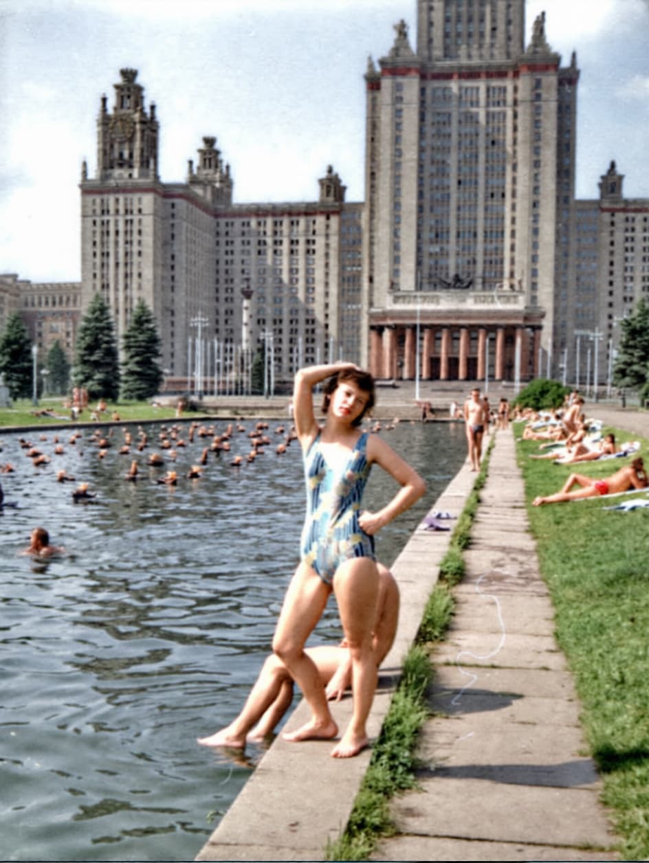 Студенты купаются у водоёма перед главным зданием МГУ, июнь 1989 года