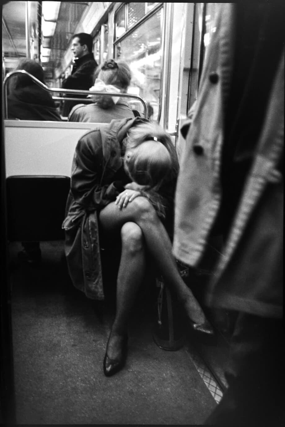 Женщина в вагоне парижского метро, 1989 год