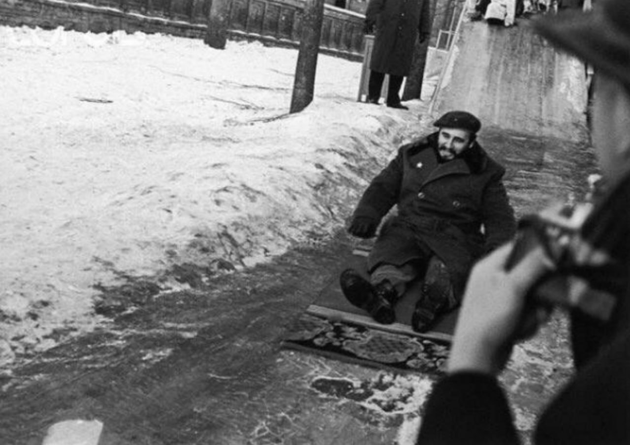 Фидель Кастро катается на горке в Москве, 1964 год