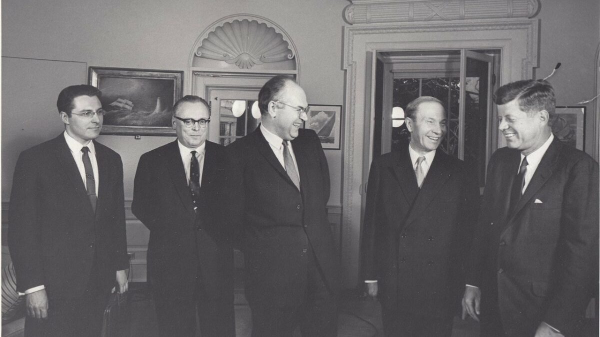 Анатолий Добрынин и американские дипломаты во время Карибского кризиса 1962 года