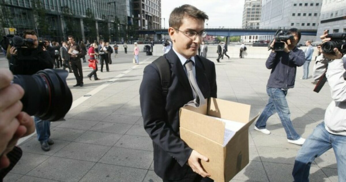 Bigpicture ru архивный снимок сотрудников lehman brothers, выносящих коробки с вещами из офиса, сентябрь 2008 года