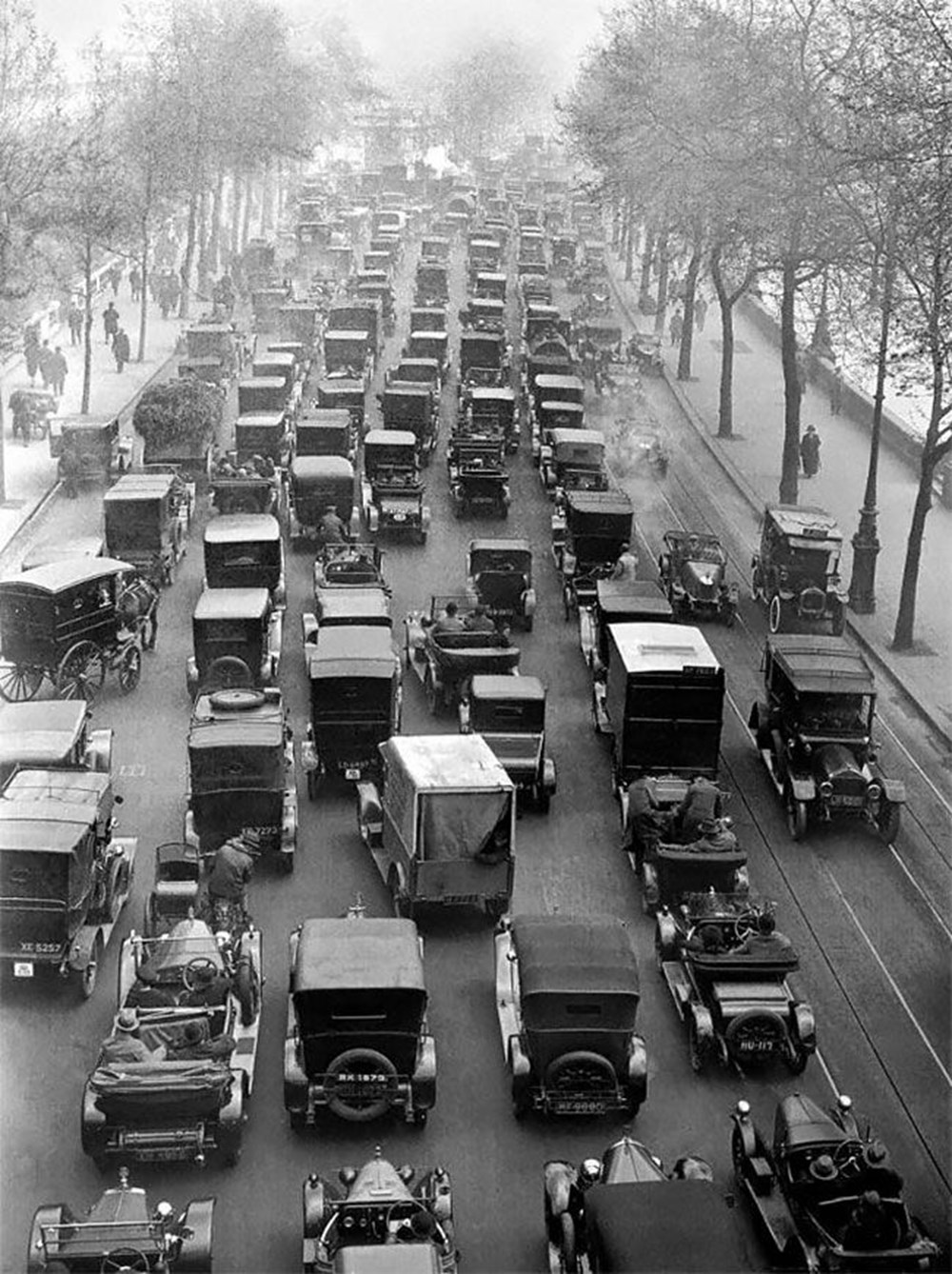 Масштабная автомобильная пробка на улице Victoria Embankment в Лондоне во время Всеобщей забастовки, 1926 год
