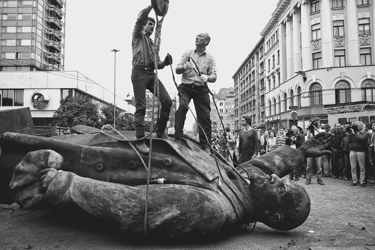 Демонтаж памятника Ленину в Риге краном ранним утром 25 августа 1991 года