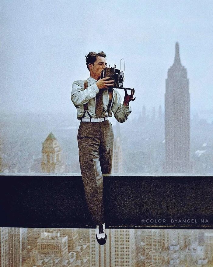 Фотограф Чарльз Эббетс сидит на стальной балке небоскрёба с камерой. Нью-Йорк, 1932 год