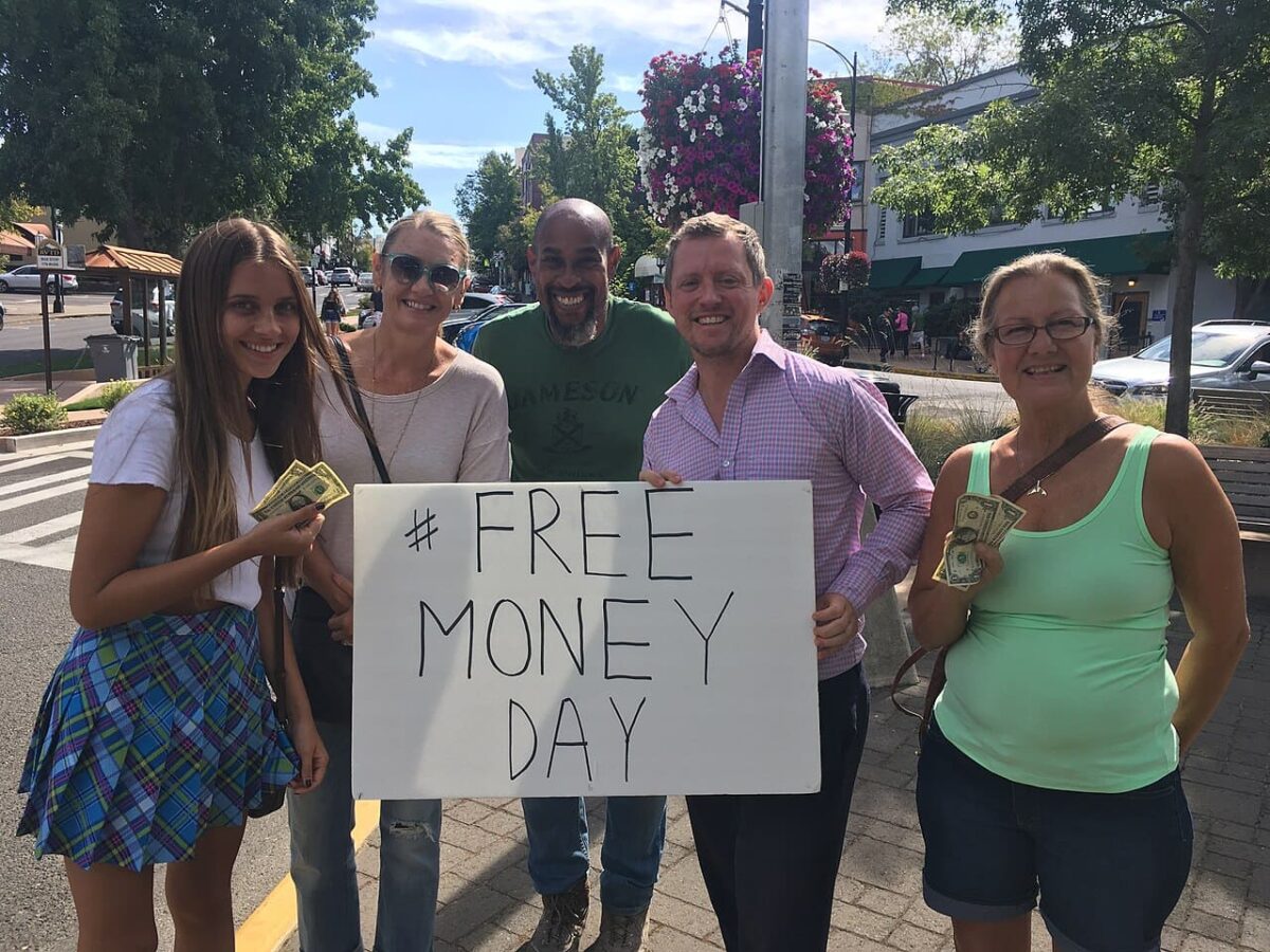 Bigpicture ru групповая уличная акция с плакатами и надписями free money day