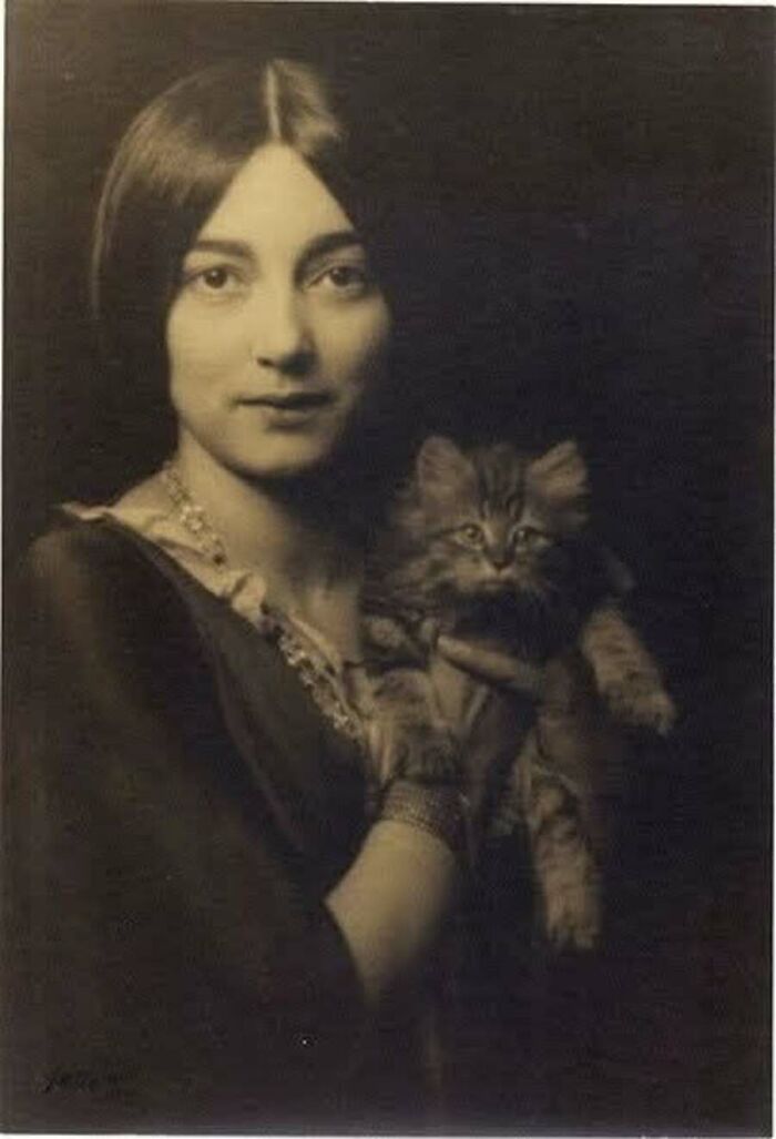 Роза Роланда с котёнком, начало XX века