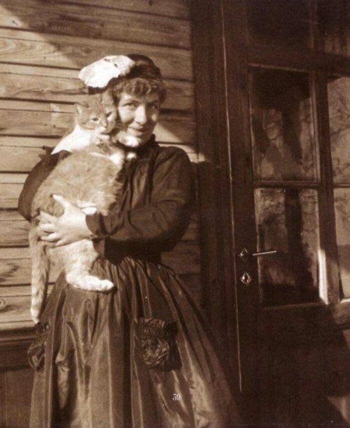 Поэтесса Эдит Сёдергран с котом Тотти, около 1917 года