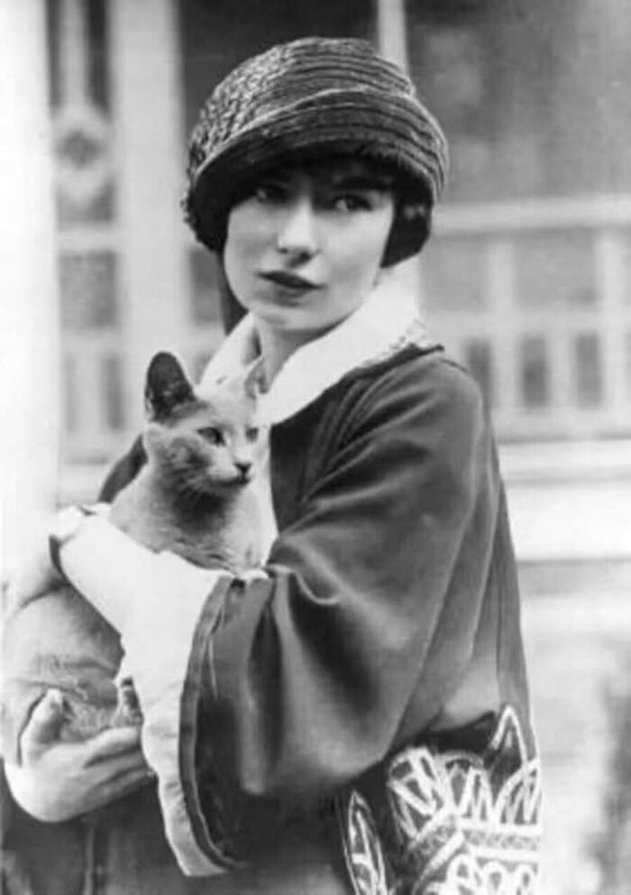 Маргарет Митчелл с кошкой, 1920-е годы