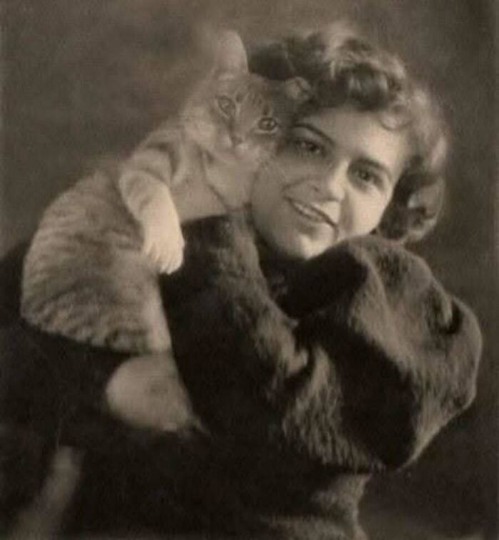 Портрет с котом, 1897 год. Фото Э. Ли Фергюсона, серия &laquo;Приятели&raquo;