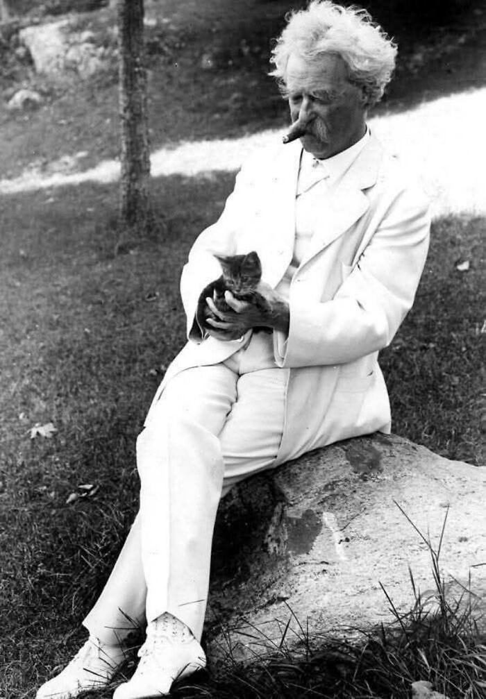 Марк Твен в белом костюме с котёнком, Таксидо-парк, 1907 год